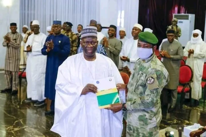 Vers une économie prospère : les recommandations du Forum national pour la relance  économique présentées au Président de la Transition